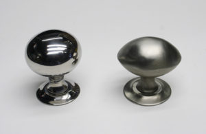 Antique knobs in white bronze, can be finished in bright or satin.